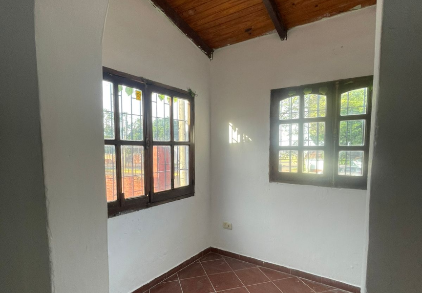 CASA DE 3 HABITACIONES ZONA AV. LOPEZ TORRES Y AV. TIERRA DEL FUEGO