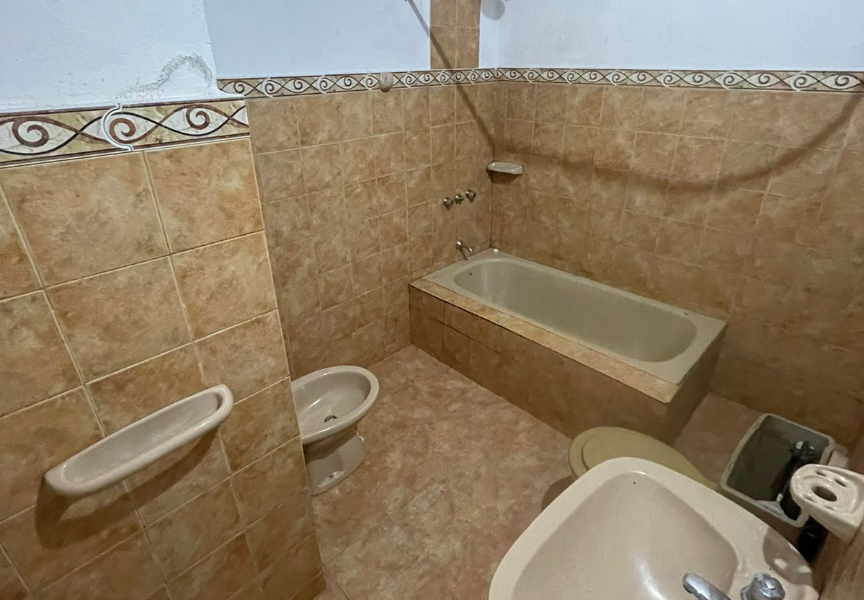 CASA DE 3 HABITACIONES ZONA AV. LOPEZ TORRES Y AV. TIERRA DEL FUEGO