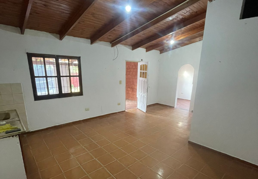 CASA DE 3 HABITACIONES ZONA AV. LOPEZ TORRES Y AV. TIERRA DEL FUEGO